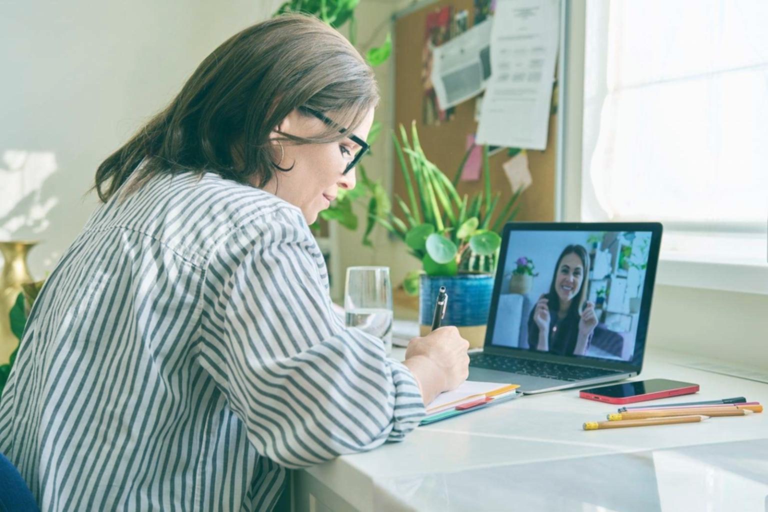 Sesión educativa sobre prevención de fraude financiero