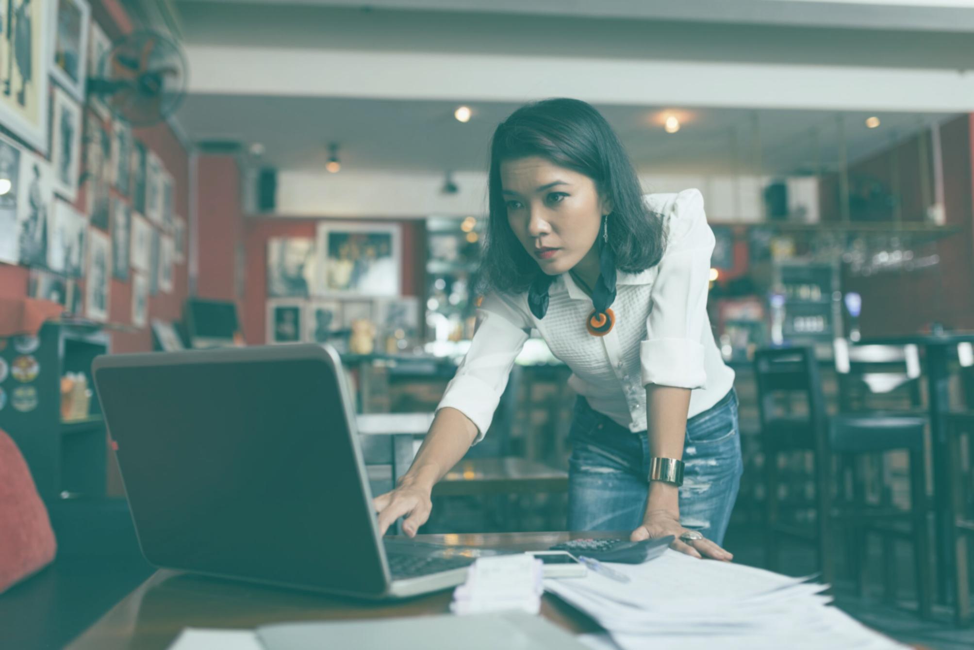 Instructor explicando técnicas de detección de fraude
