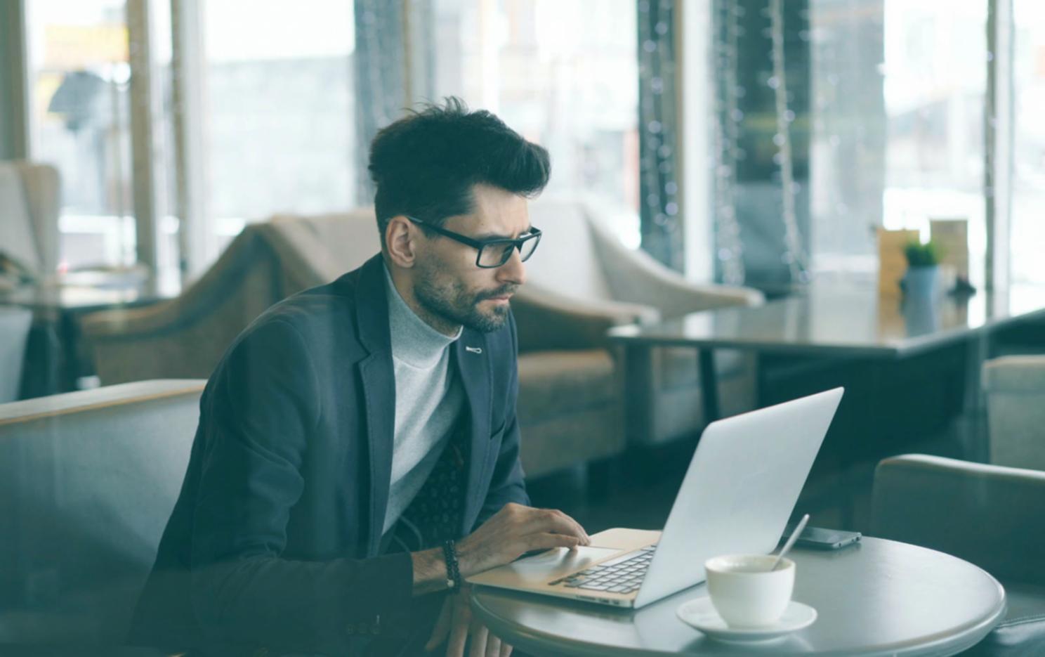 Estudiantes aprendiendo sobre seguridad financiera