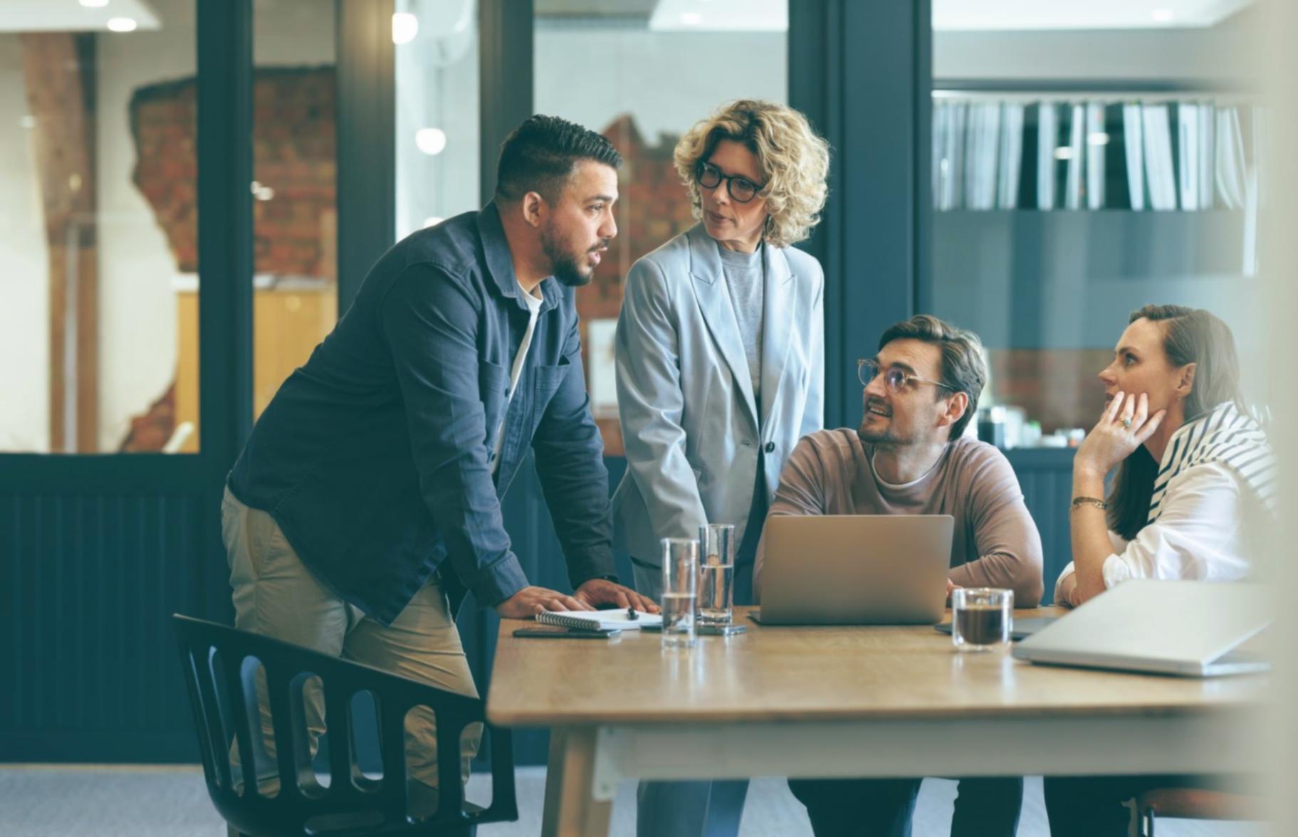 Sesión de capacitación en prevención de fraudes financieros